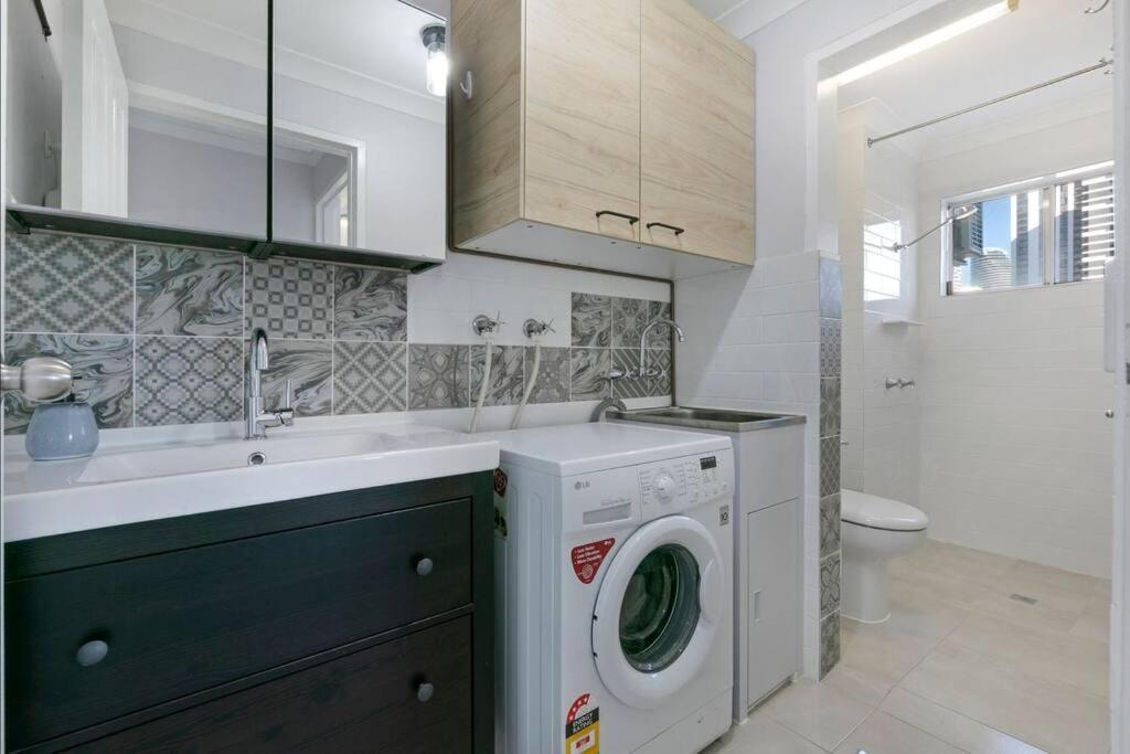 Broadbeach, Stylish Apartment Close To Everything Gold Coast Eksteriør billede